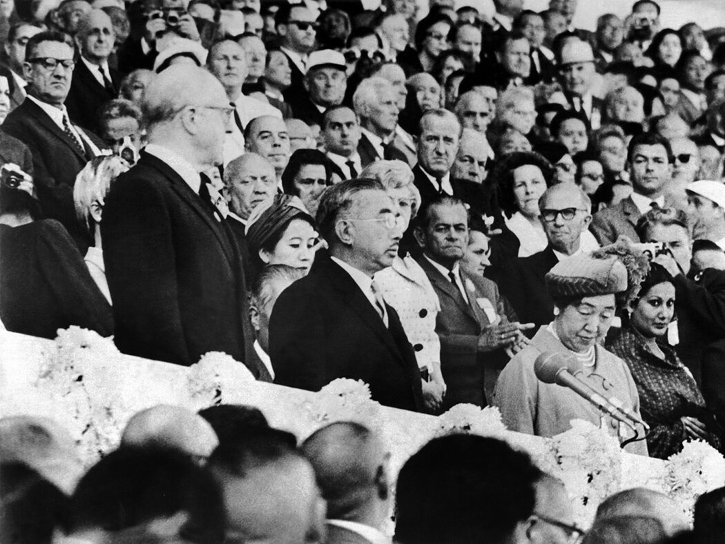 日本的裕仁天皇（中）在1964年10月11日的东京夏季奥运会开幕式上讲话。