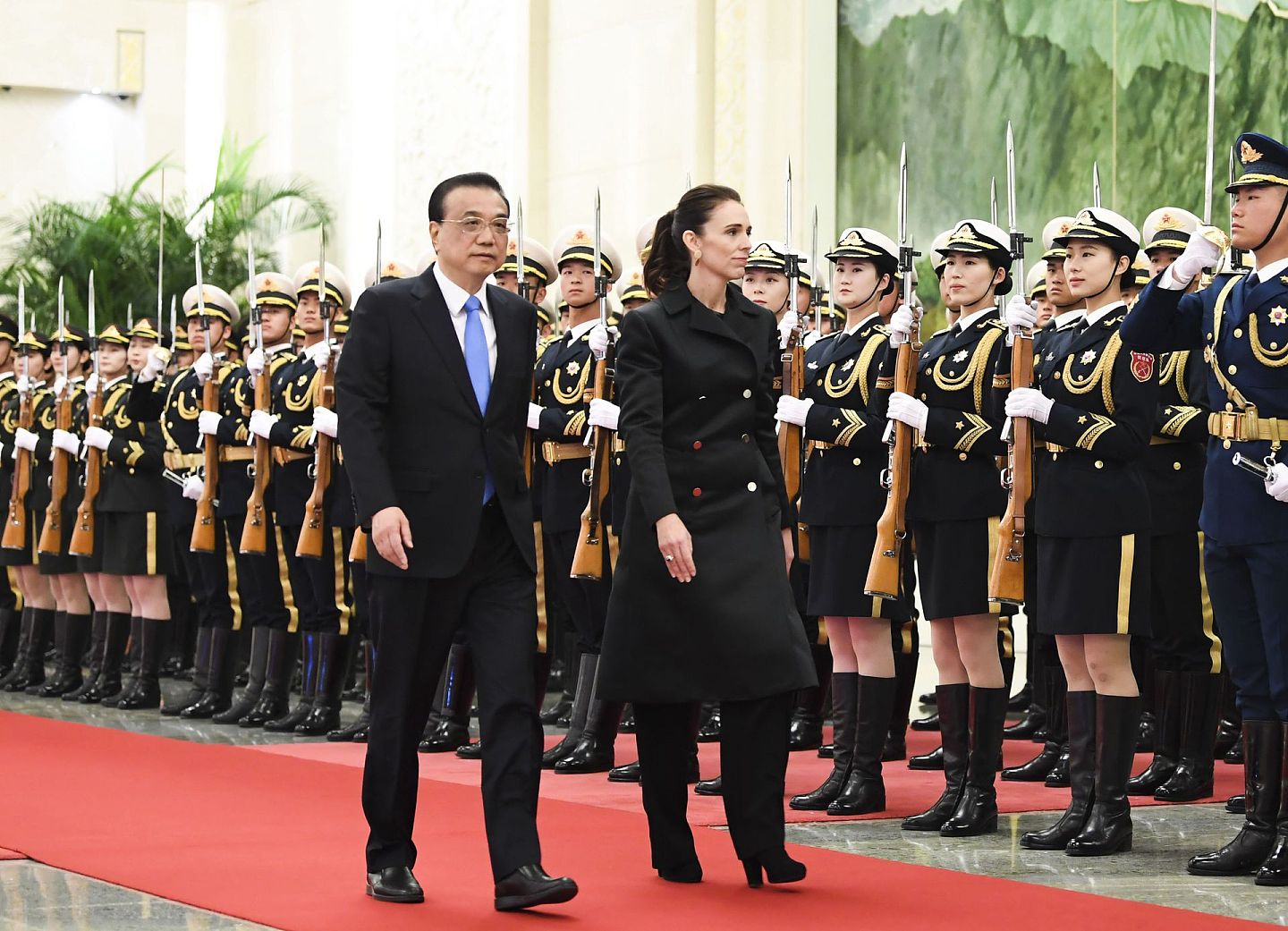 2019年4月1日，中国总理李克强在北京与新西兰总理阿德恩（Jacinda Ardern）会晤前参加欢迎仪式。（新华社）