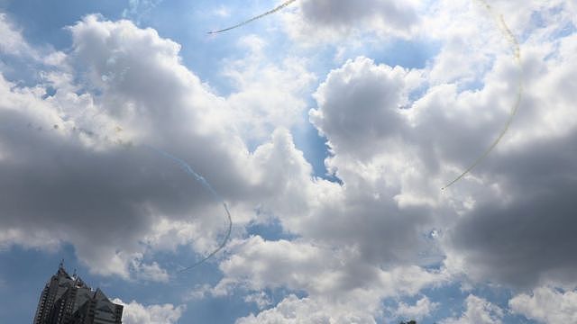 航空自卫队在上空划出奥运五环。