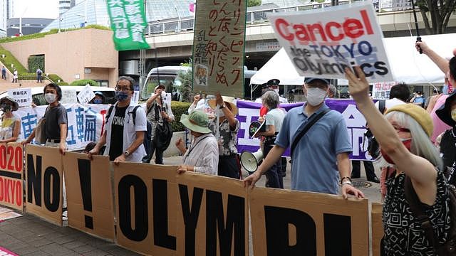 聚集在奥运圣火传递终点附近的抗议群众。