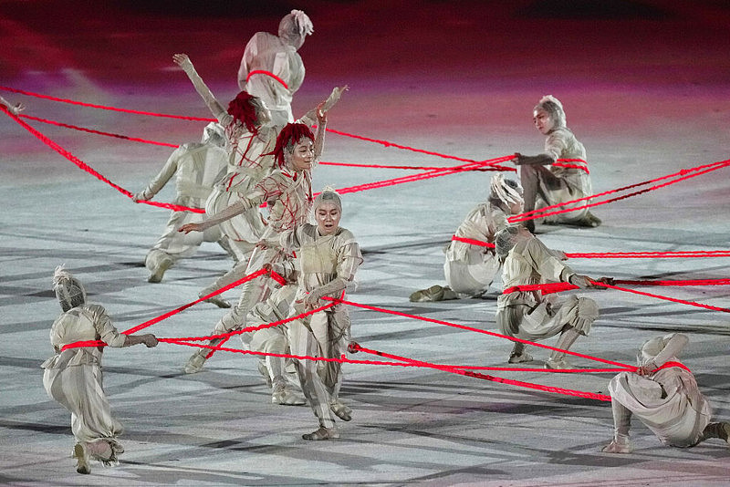 东京奥运会开幕式：拜登夫人马克龙私聊，现场中国红抢镜（组图） - 2