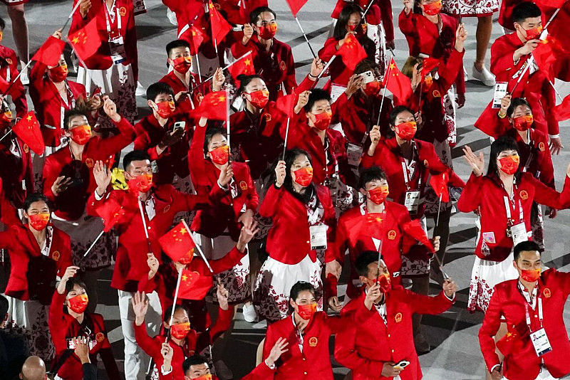 东京奥运会开幕式：拜登夫人马克龙私聊，现场中国红抢镜（组图） - 7