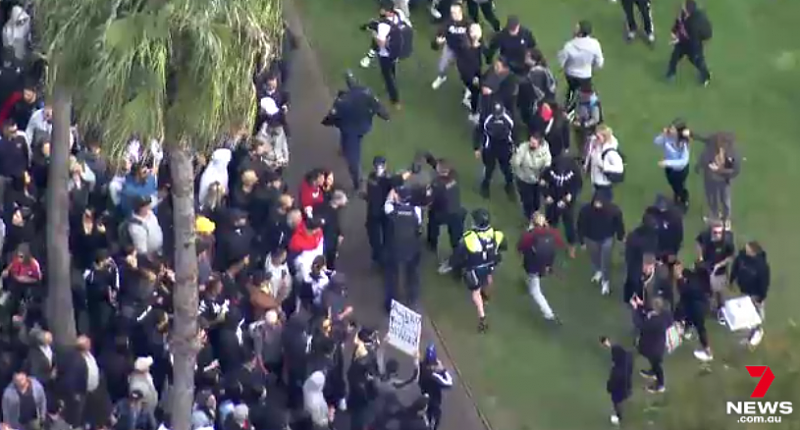 墨尔本爆发大规模反封锁游行！全澳各地示威者上街抗议，多人被捕（视频/组图） - 37