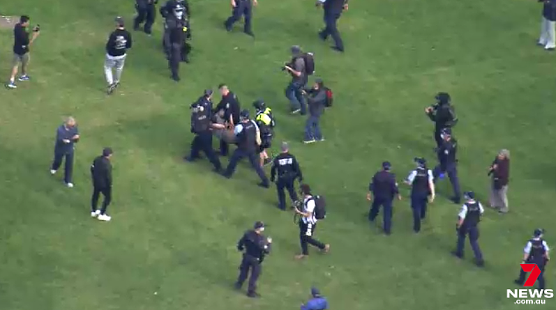 悉尼爆发数千人反封锁游行！警方与示威者激烈冲突，多人被捕（视频/组图） - 38