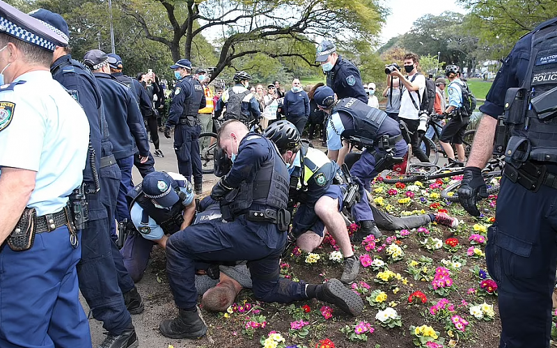 悉尼爆发数千人反封锁游行！警方与示威者激烈冲突，多人被捕（视频/组图） - 14