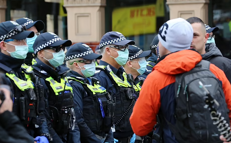 全澳爆发数千人反封锁游行！警方与示威者激烈冲突，多人被捕（视频/组图） - 17