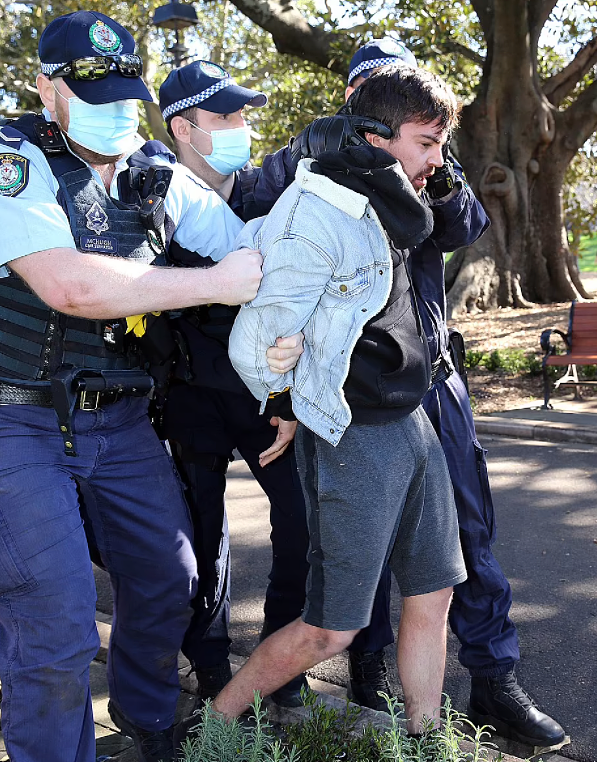 悉尼爆发数千人反封锁游行！警方与示威者激烈冲突，多人被捕（视频/组图） - 18