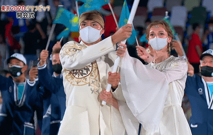上热搜了！哈萨克斯坦旗手仙女颜值太惊艳，场外摘口罩照片曝光，反差巨大（组图） - 1