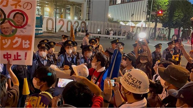 东京新国立竞技场外的抗议者