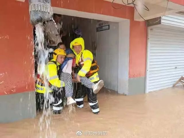 郑州市消防员正在援救居民  图源：微博@郑州消防
