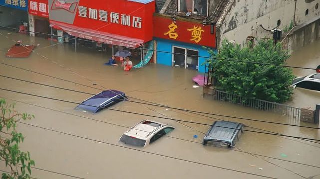 7 月 21 日，河南郑州市二七区合作路，被淹的车辆  图源：IC Photo