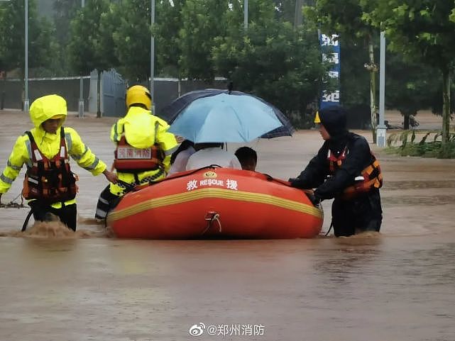 郑州市消防员用皮划艇运输被困者  图源：微博@郑州消防