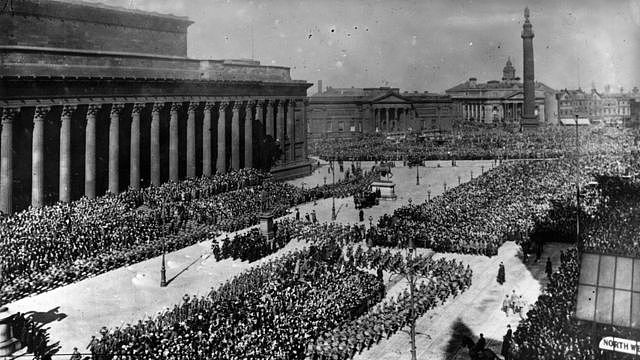 1915年第一次世界大战期间，在圣乔治厅外的阅兵