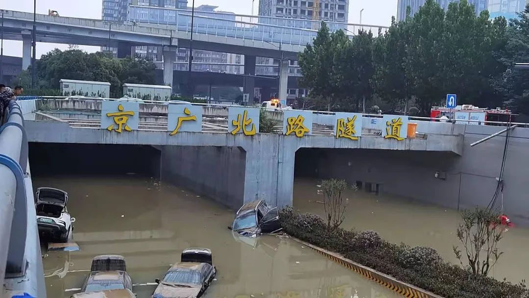 直击京广路隧道排水现场：数百辆泡水车被捞出，有遗体被发现（组图） - 1