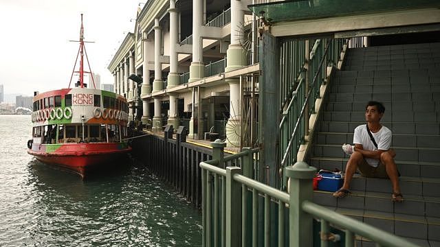 热带风暴浪卡掠过香港之际一辆天星小轮停靠在中环码头（13/10/2020）