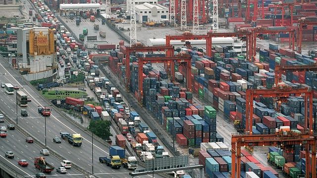强烈热带风暴黑格比迫近香港下葵涌货柜码头挤满赶着交收集装箱的卡车（11/9/2002）