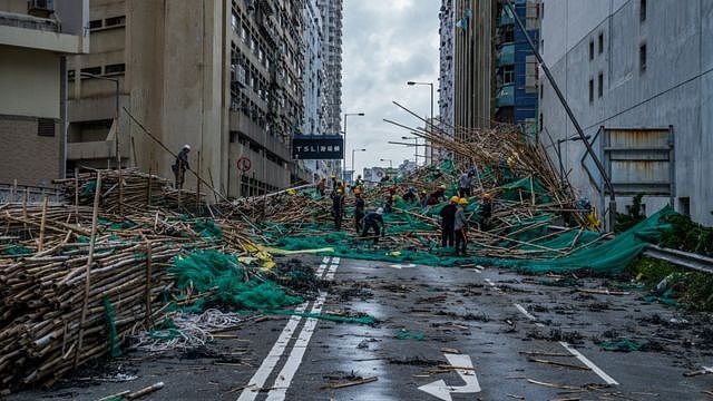 台风山竹吹袭香港之后救灾人员清理一处被竹棚堵塞的马路（17/9/2018）