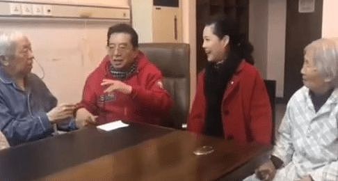 82岁李双江家中内景曝光，生活用品堆积显杂乱，穿睡衣签名接地气（组图） - 7