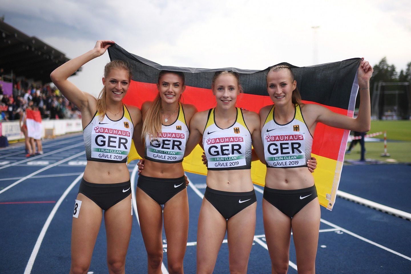 Alica Schmidt（左二）与队友摘下U23欧锦赛4X400米接力铜牌。（Getty Images）