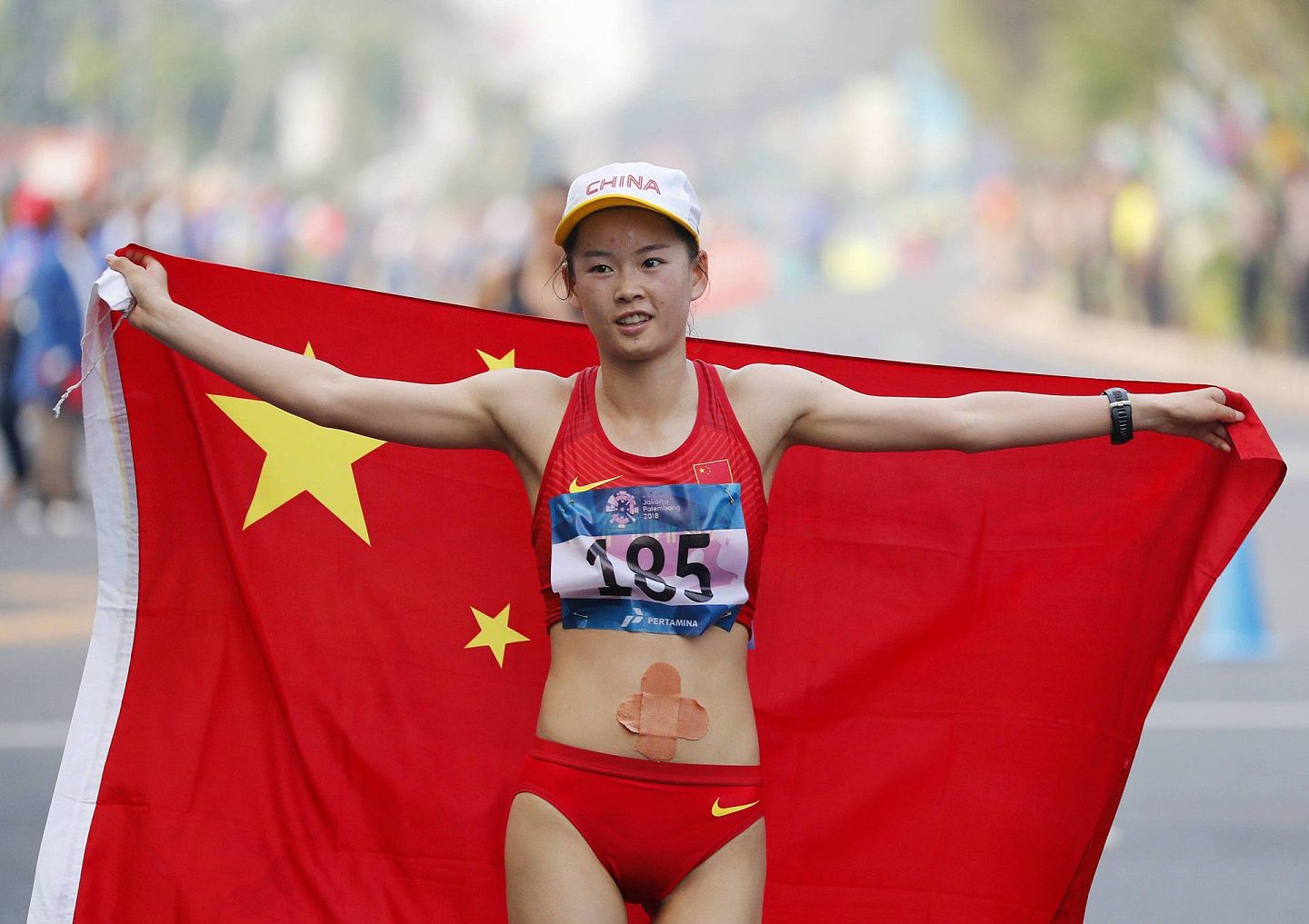 杨家玉以破亚运纪录赢得女子20公里竞步。（视觉中国）