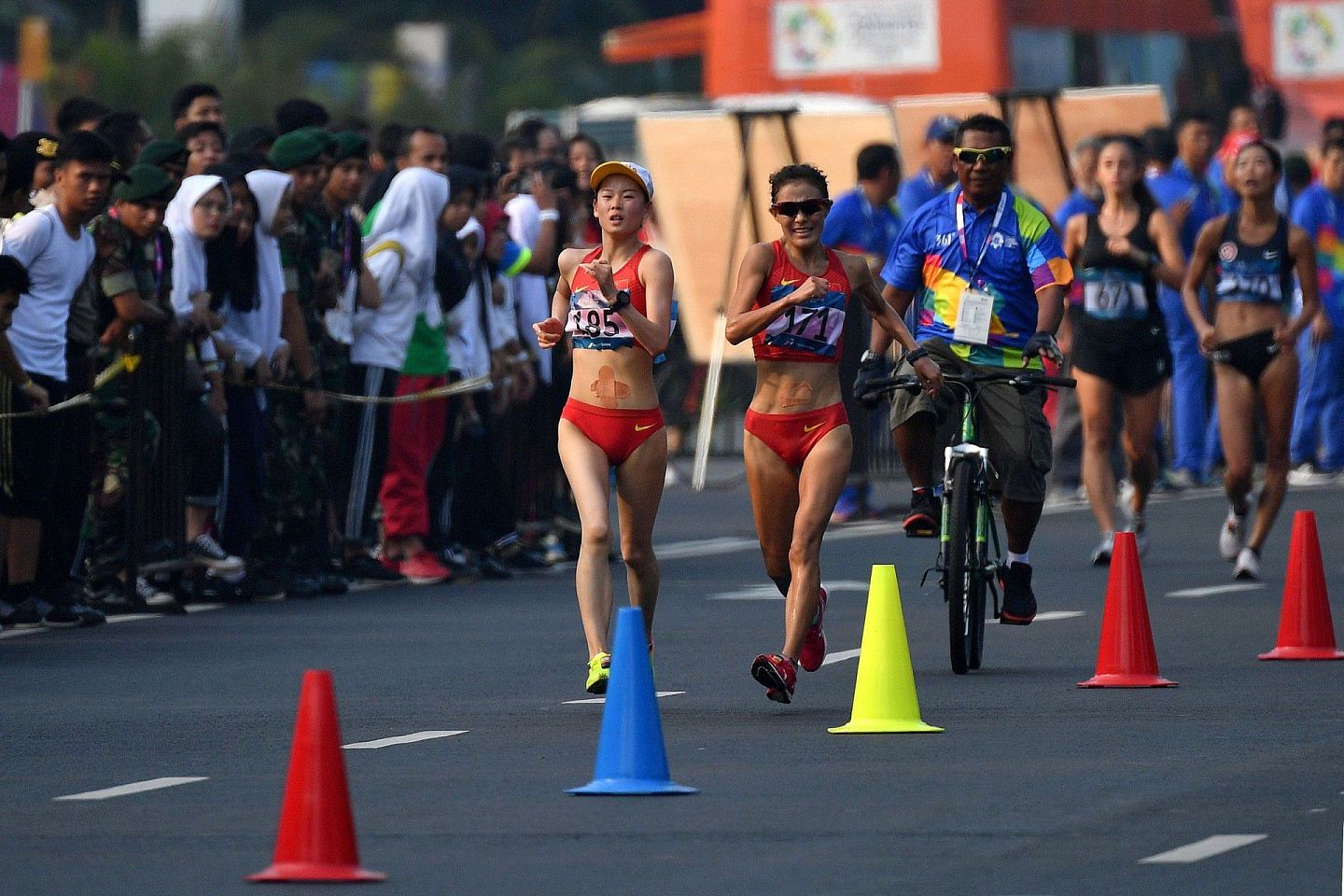 杨家玉以破亚运纪录赢得女子20公里竞步。（视觉中国）