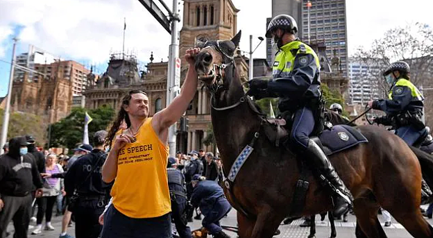 “游行为你们，1000例是玩笑！”悉尼反封锁示威男子现身，无视网络批评潮：“恨我对我毫无影响”（视频/组图） - 7