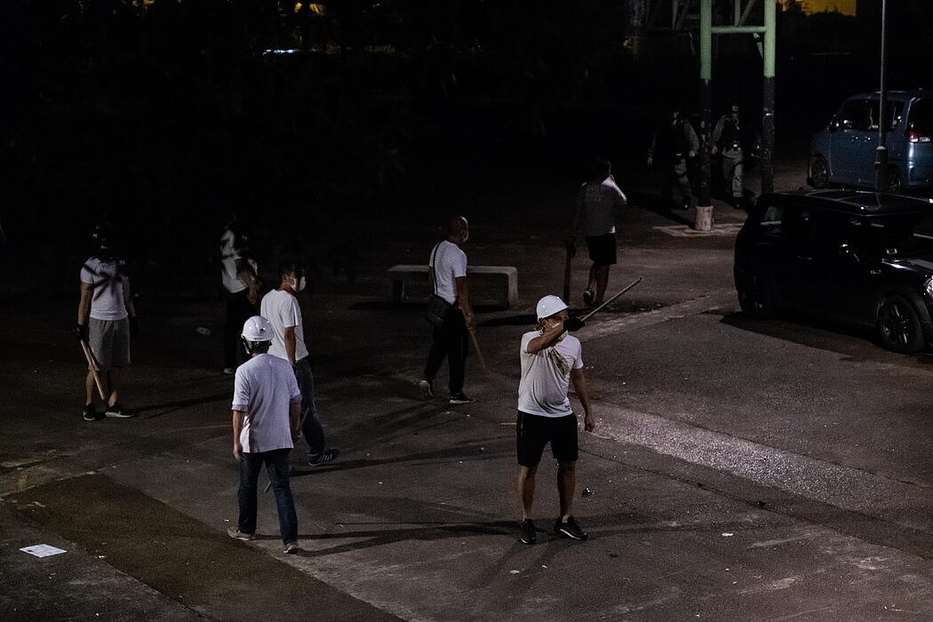 2019年7月21日，元朗袭击事件挥舞棍棒的白衣男子。