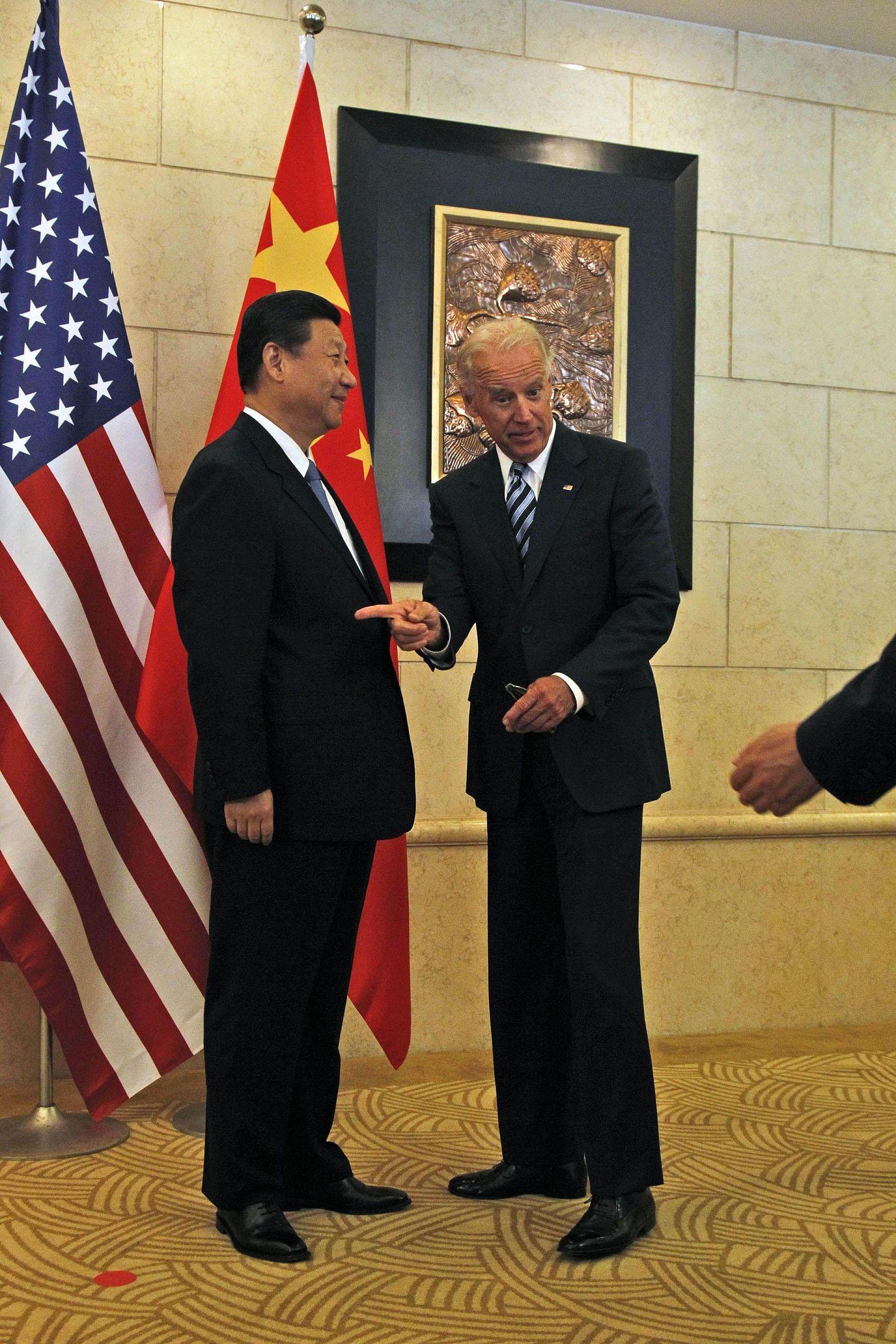 2011年8月19日，时任美国副总统拜登访华，时任中国国家副主席习近平接待。两人共同出席了中美企业家座谈会。（Reuters）