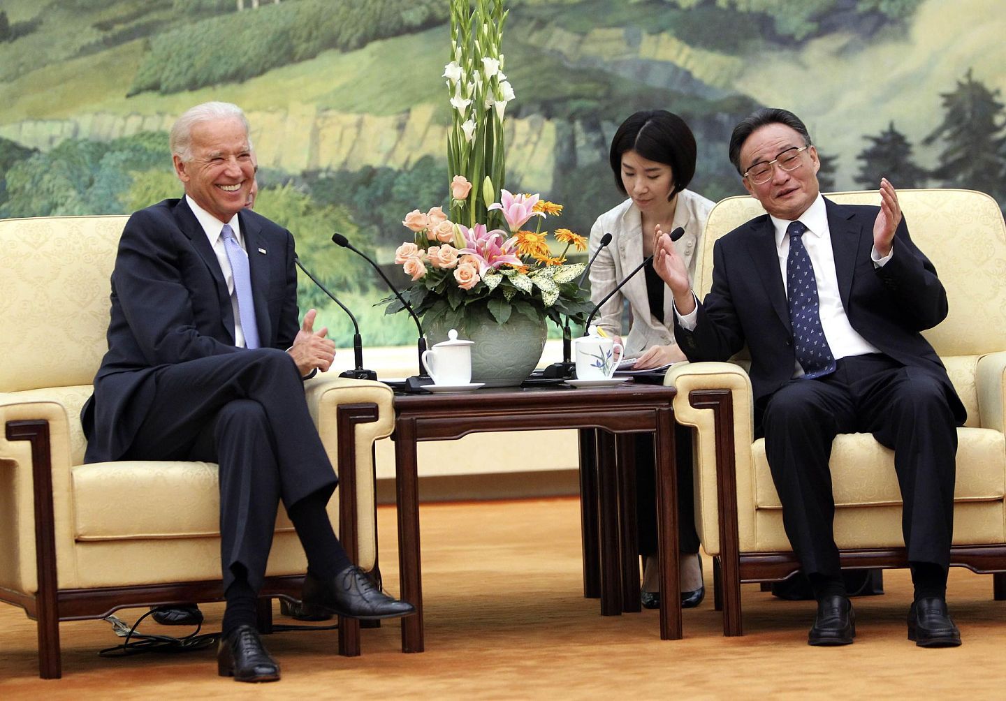 2011年8月18日，时任中国全国人大常委会委员长吴邦国在北京人民大会堂接见时任美国副总统拜登。（Reuters）