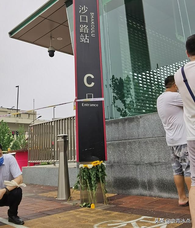 郑州地铁五号线上有人在车顶跪着向前找妻子，官方称相关部门已介入调查（组图） - 4