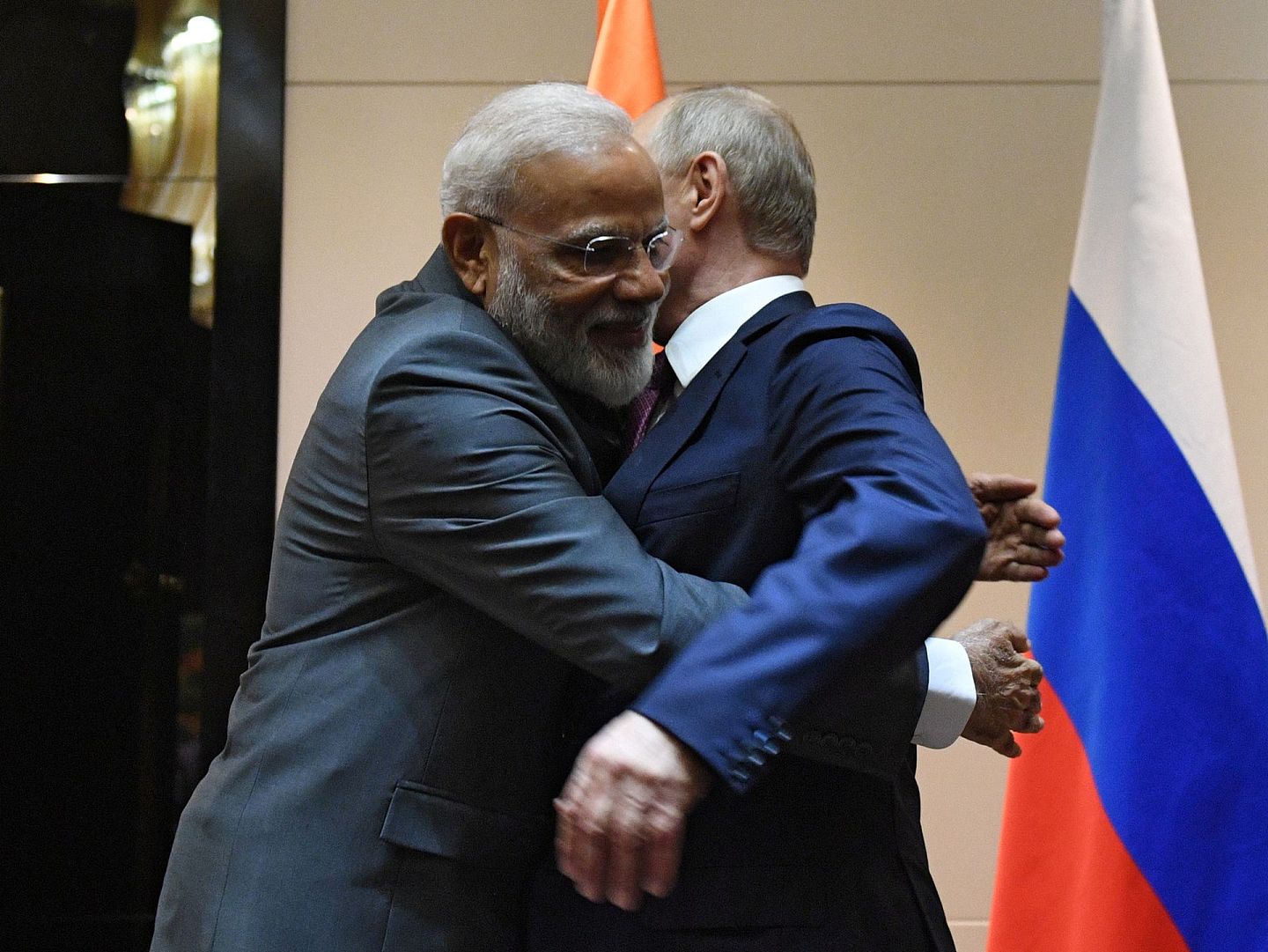 印度加入上合对稳定中印关系来说非常重要。图为2019年印度总理莫迪（Narendra Modi）参加上合领导人峰会期间拥抱俄罗斯总统普京（Vladimir  Putin ）。（REUTERS）