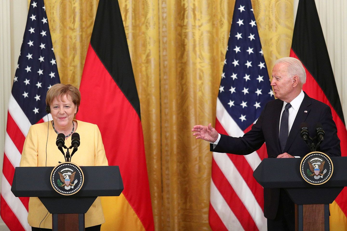 2021年7月15日，德国总理默克尔（Angela Merkel，左）访美，与美国总统拜登（Joe Biden，右）在美国华盛顿白宫东厅出席联合新闻发布会。（Reuters）