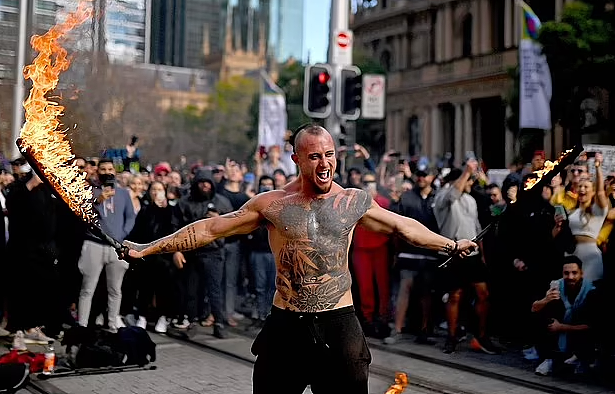 悉尼游行“喷火男”现身受访：绝不打疫苗！游行或让更多人感染，但我不担心（视频/组图） - 3