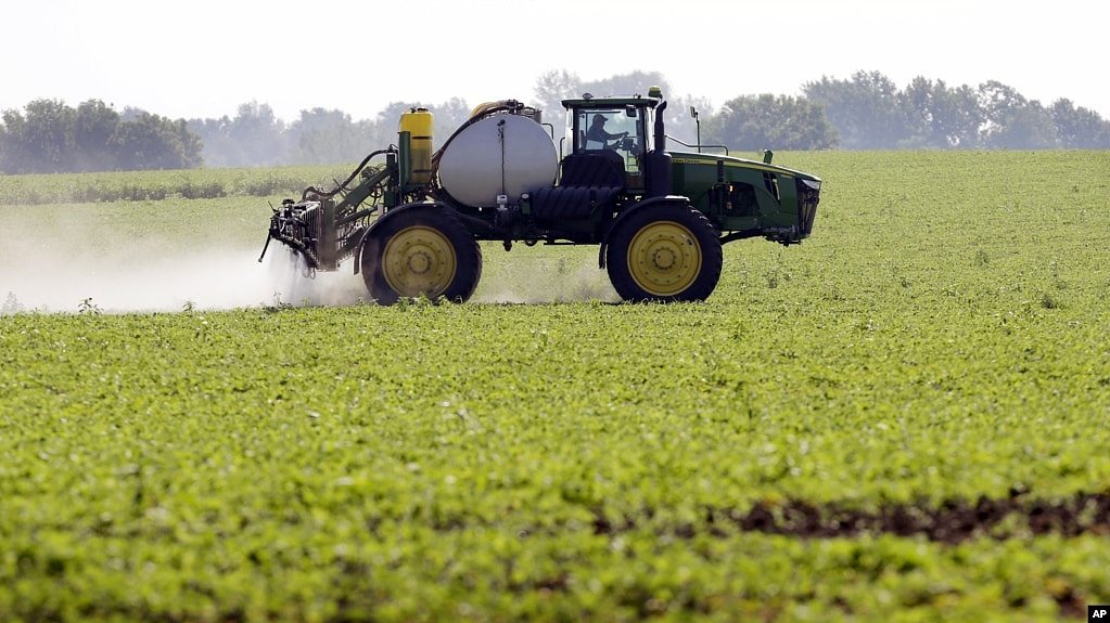 艾奥瓦州农民在大豆地里喷洒除草剂。(资料照片)