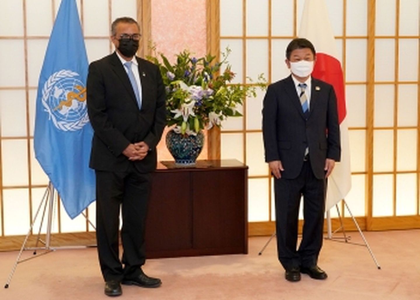 7月23日，日本外相茂木敏充（右）在外务省与世界卫生组织总干事谭德塞举行会谈。茂木敏充要求世卫彻底实施追加调查。（日本外务省）