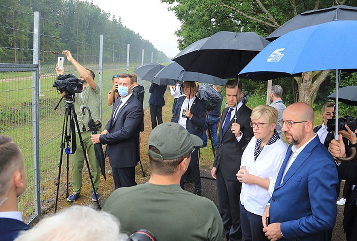 2021年7月6日，因突发难民危机而紧急前往立陶宛调研的欧盟理事会主席米歇尔（右一）在该国总理西蒙特（ Ingrida Simonyte ，右二）陪同下考察立陶宛-白罗斯边境现状。（Getty Images）