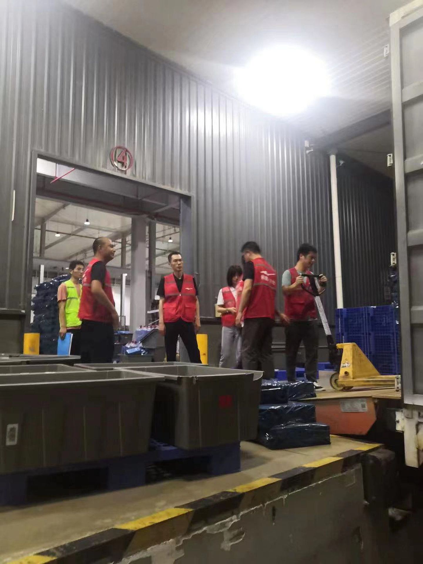吴荣照和工作人员一起搬运救援物资。（微博@鸿星尔克官方微博）