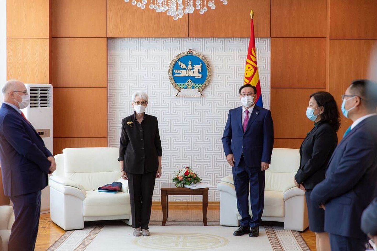 2021年7月24日，舍曼（左二）在蒙古国会晤该国大呼拉尔主席赞丹沙塔尔（右三）。（Twitter@DeputySecState）