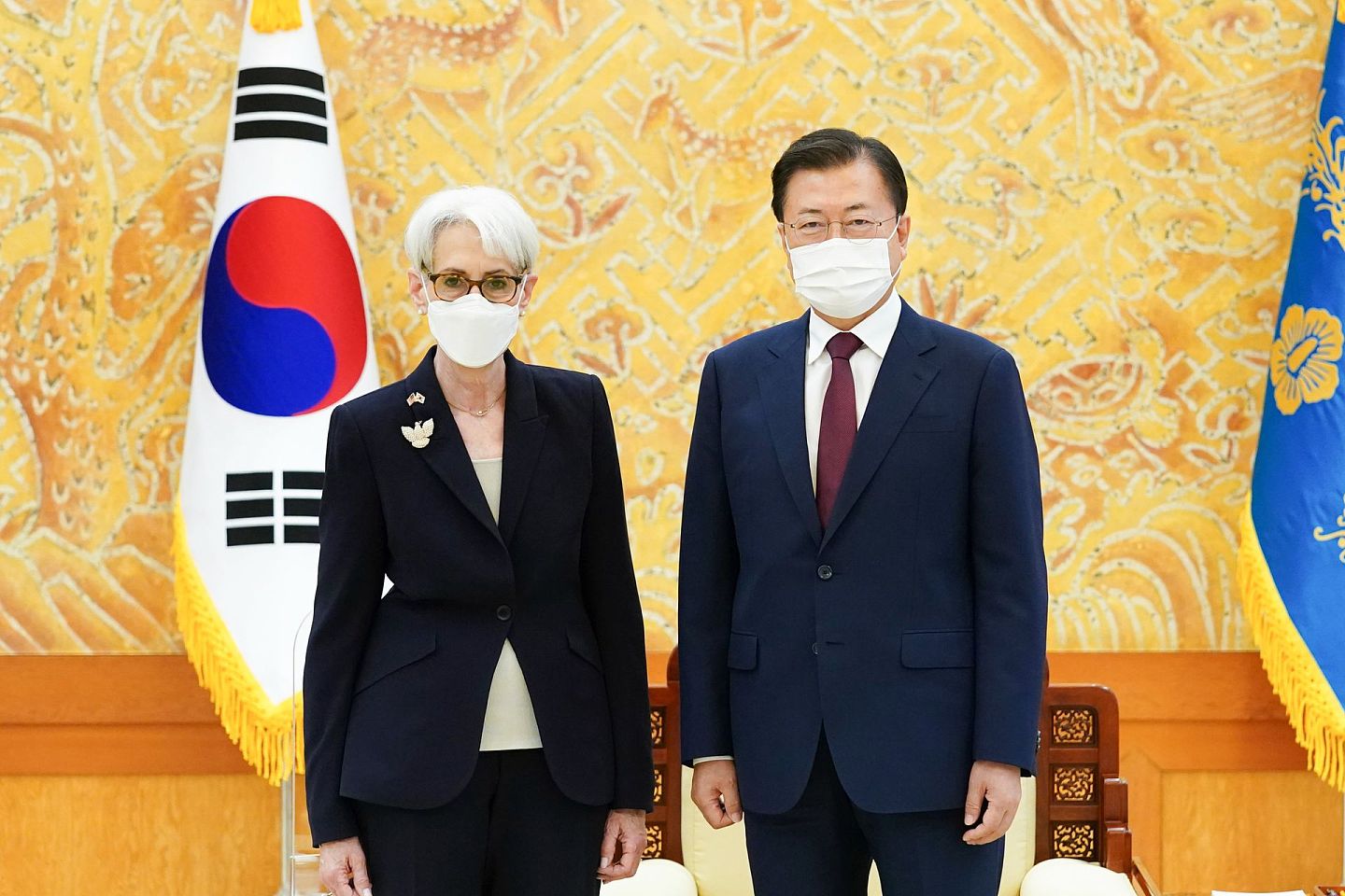 韩国总统文在寅（右）7月22日在青瓦台接见舍曼（左）。（Twitter@DeputySecState）