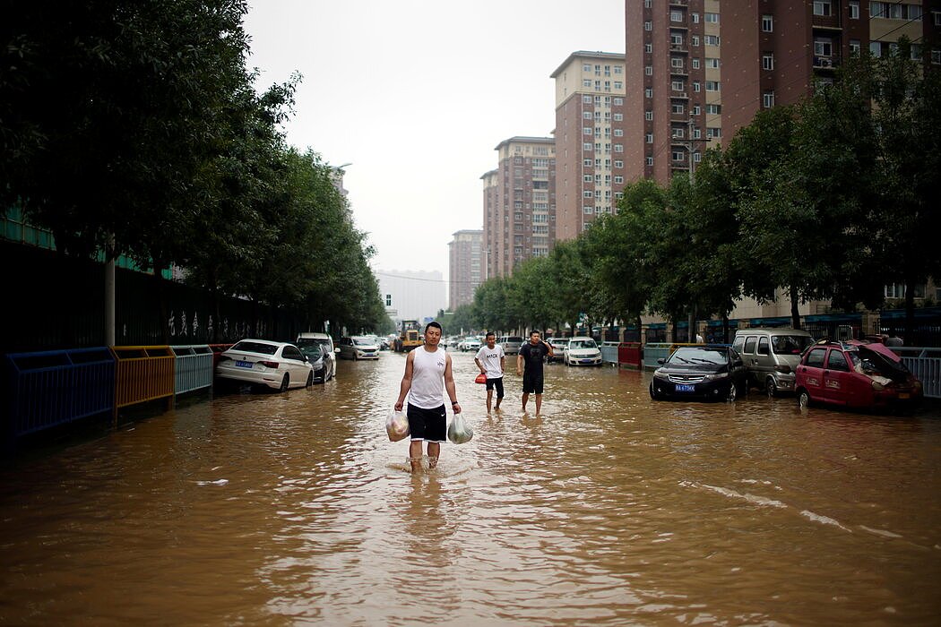 郑州上周五被水淹没的一条街道。市里大部分道路上的水到周六午后时已干。