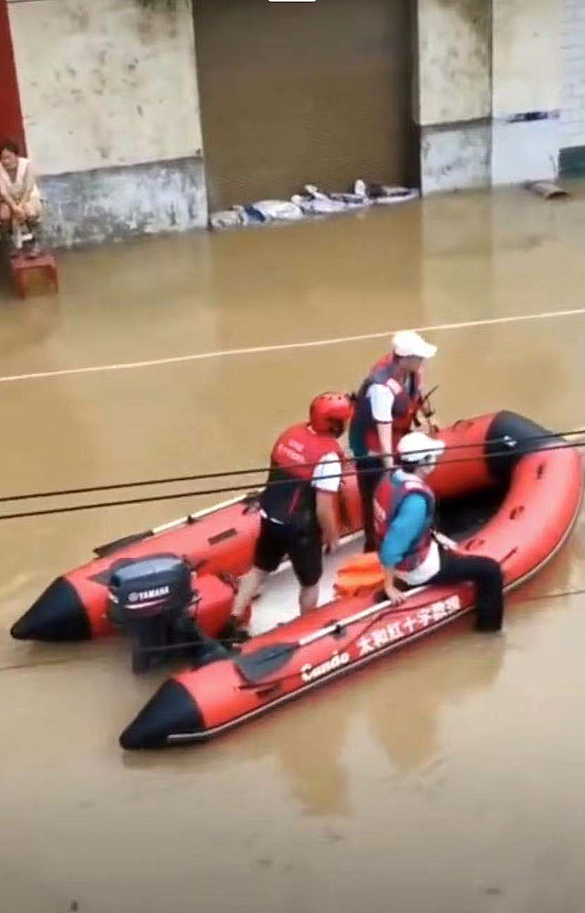 救援人员怒斥韩红王一博：占用救生艇，致病人难产孕妇被困（组图） - 5