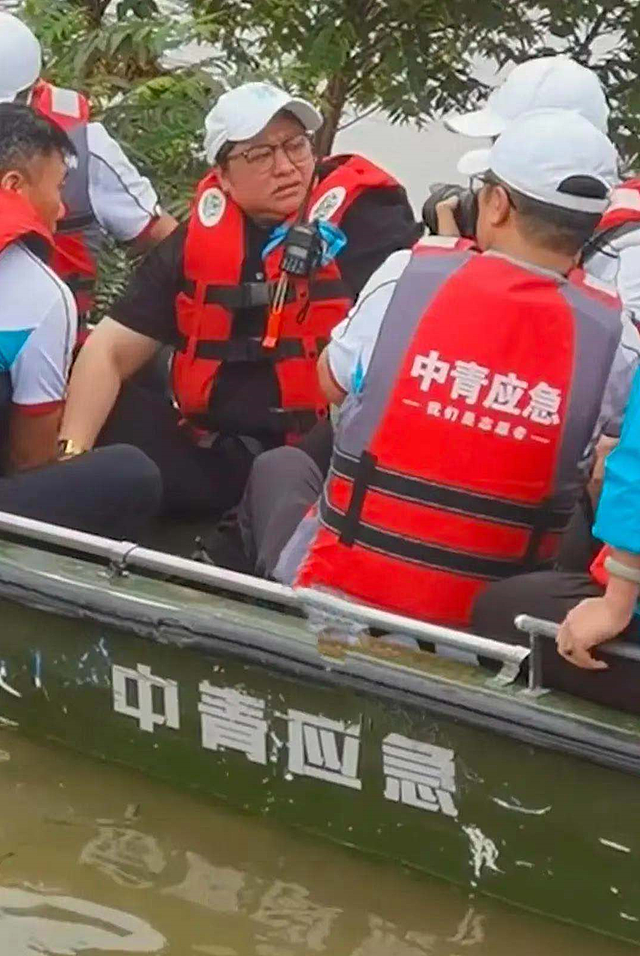 救援人员怒斥韩红王一博：占用救生艇，致病人难产孕妇被困（组图） - 4