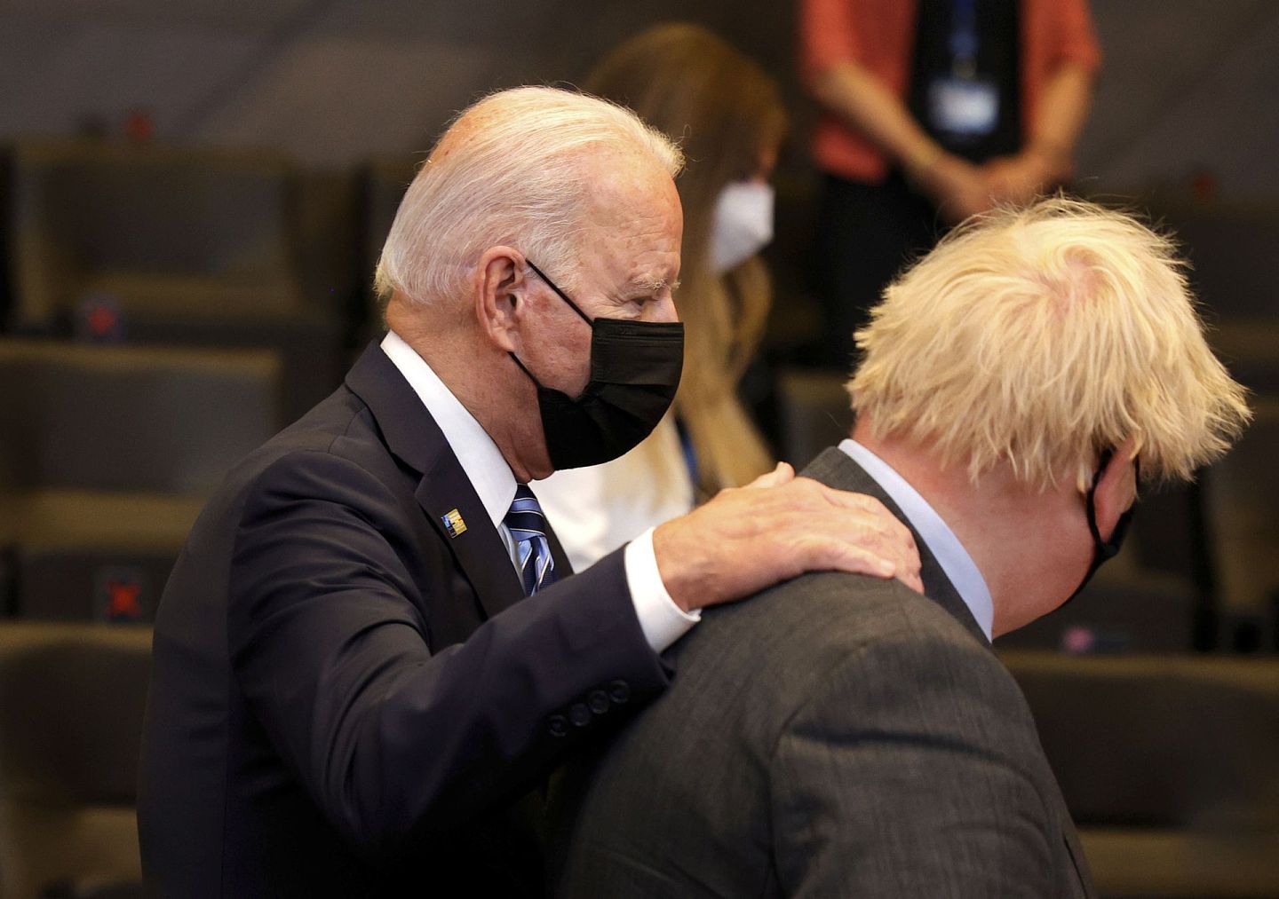 2021年6月14日，美国总统拜登（Joe Biden，左）在布鲁塞尔北约峰会全体会议上与英国首相约翰逊交谈。拜登执政以来重视巩固与盟友关系。（AP）