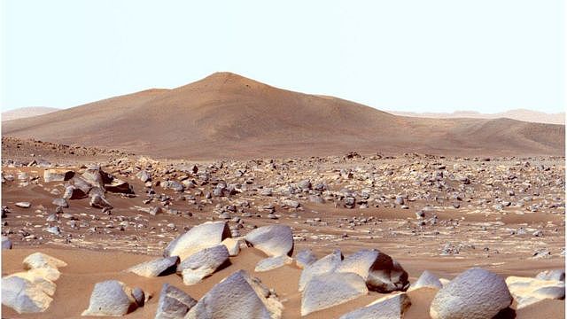 火星表面寒冷而干燥，并有辐射。