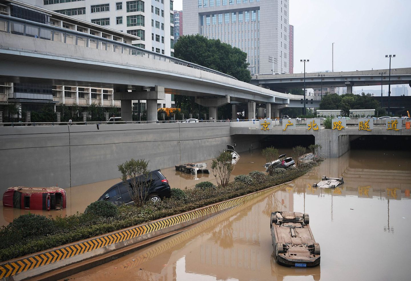 河南强降雨已致56人遇难5人失踪，京广隧道救援清理仍在继续。（人民视觉）