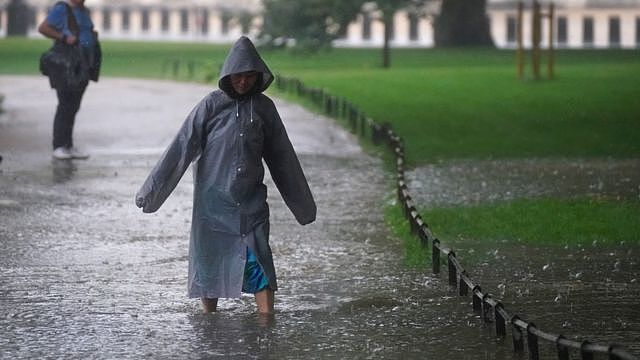 伦敦圣詹姆士公园内一位女士涉水而行（25/7/2021）