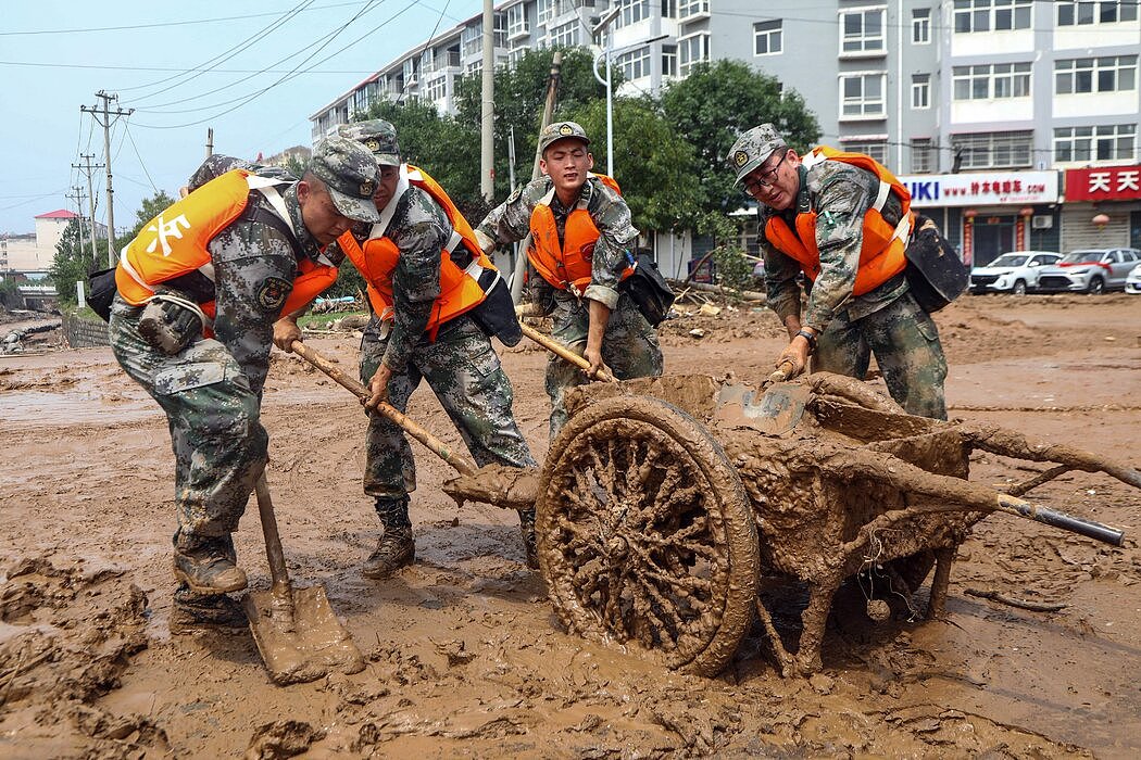 周六，郑州，士兵们帮助清理街道。