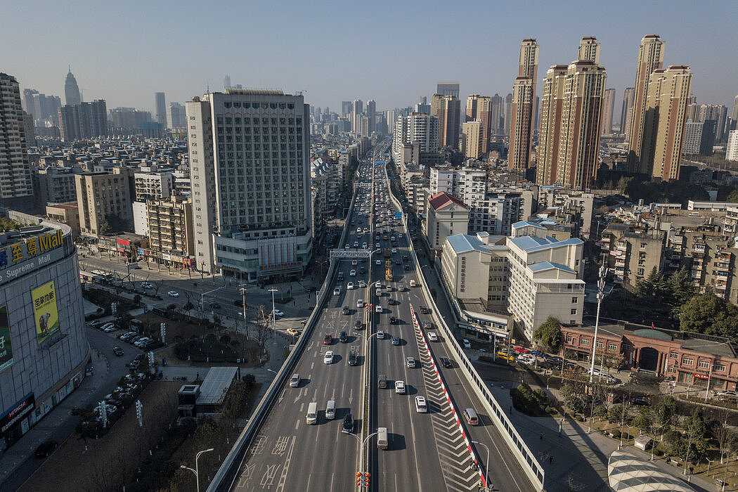 1月，中国武汉。道路、地铁和铁路的大规模扩张意味着可以安全吸收雨水的地方越来越少。