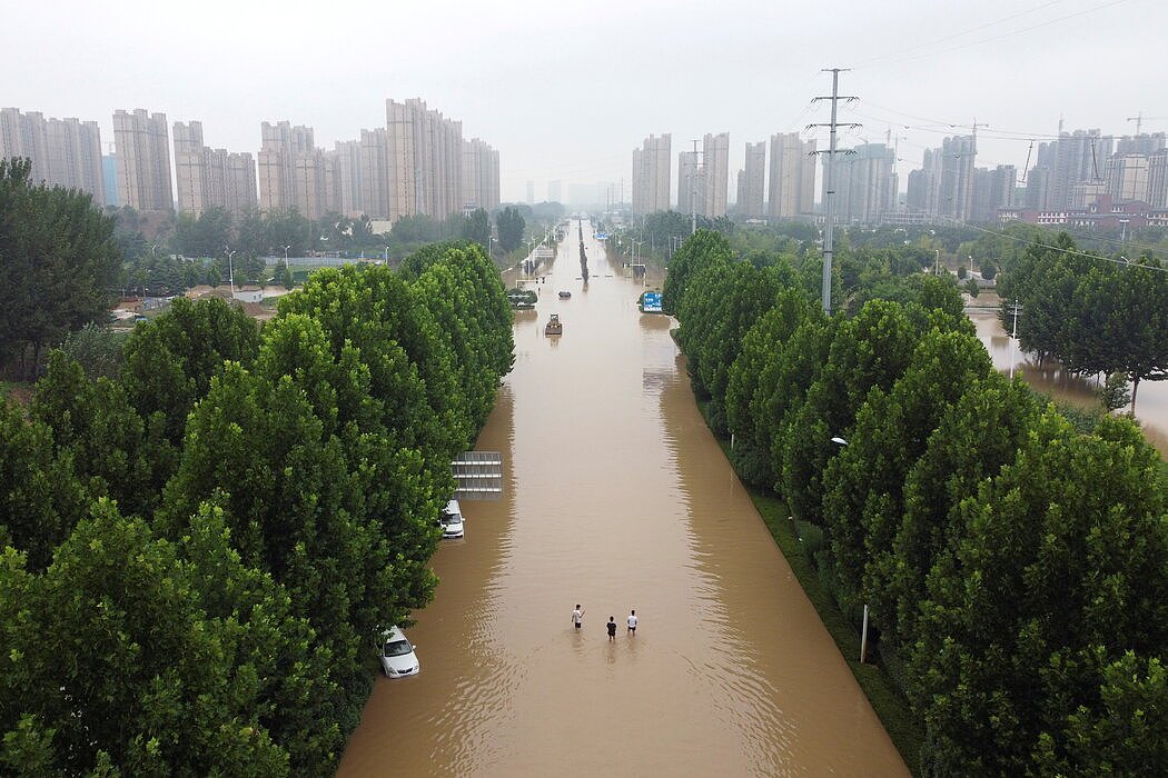 周五，郑州一处被洪水淹没的区域。