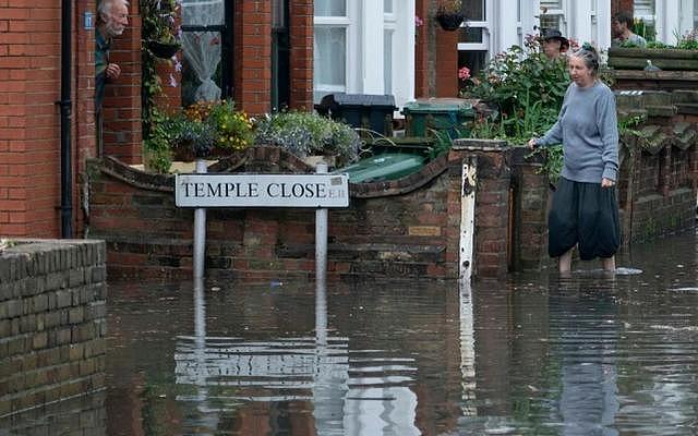 3小时“下了一个月的雨”，伦敦街道和地铁站被淹，民众弃车逃生